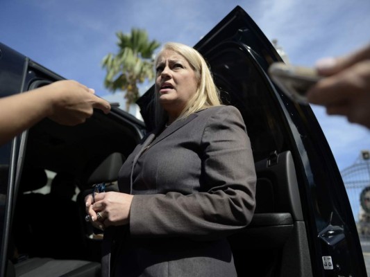 La entonces secretaria de Justicia de Puerto Rico, Wanda Vázquez, responde a preguntas de la prensa en San Juan, Puerto Rico. Foto: Agencia AP/Carlos Giusti.