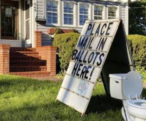 El ciudadano puso un retrete en su jardín frontal con un cartel que decía: “Ponga aquí su voto por correo”. Agencia AP.