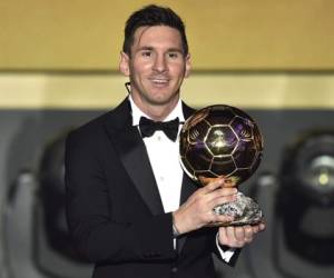 El argentino Leo Messi posa con su quinto Balón de Oro.