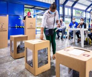 Tras el cierre de centro de votaciones, las autoridades no han anunciado una hora para un primer boletín oficial. Foto: AFP.