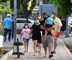 'No le pedimos a los países que reinstauren los confinamientos, pero los llamamos a proteger a su población usando todos los medios disponibles', indicó la OMS. Foto: AFP