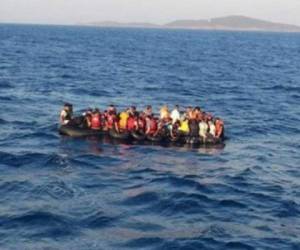 Alrededor de 120 migrantes viajaban a bordo de la lancha neumática cuando ésta naufragó a seis kilómetros de las costas libias. Foto elheraldo.co