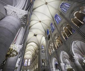 El interior de una Notre Dame de París renovada, luminosa y de muros blanqueados, se desveló este viernes 29 de noviembre, tras cinco años de intensos trabajos para reparar los estragos del incendio del 15 de abril de 2019, a tiempo para volver a abrir sus puertas el 7 y 8 de diciembre. Así luce la obra más bonita del siglo.