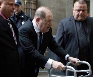 Harvey Weinstein, en el centro, llega a una audiencia en la corte el miércoles 11 de diciembre del 2019 en Nueva York.