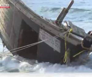 Los cuerpos fueron hallados el sábado en el interior de un navío en la costa de la isla de Sado, a unos 900 kilómetros de Corea del Norte. Foto:: Twitter.