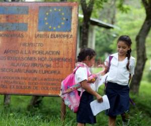 La poca atención que han recibido los habitantes de Dolores se percibe en los rótulos oxidados de proyectos ejecutados por el gobierno y organismos de cooperación internacional que datan de hace más de 20 años, tiempo después de la sentencia.