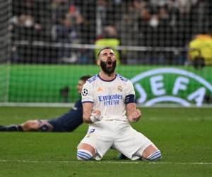 El delantero francés del Real Madrid Karim Benzema celebra tras marcar un gol durante el partido de fútbol de octavos de final de la Liga de Campeones de la UEFA.