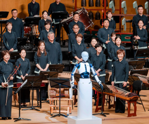 El robot de fabricación surcoreana llamado “EveR 6” dirigiendo a músicos de la Orquesta Nacional