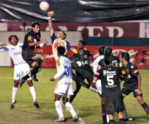 Imagen de la última final de Centroamerica que se jugó entre Olimpia y Alajuela el 23 de noviembre de 2005. La final la ganaron los ticos en penales en el Nacional.