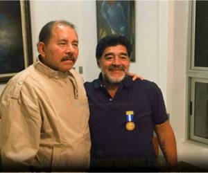 'Gracias Daniel' Ortega, 'la voy a cuidar como a la del 86... como a la Copa', expresó el argentino, en alusión a la Copa Mundial que ganó en 1986. Foto: Facebook Maradona