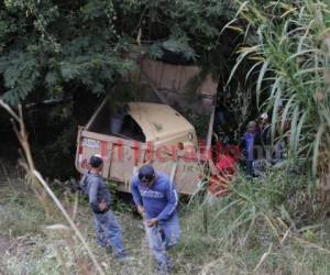 Así quedó la volqueta tras finalmente detenerse en la hondonada. Foto: Estalin Irías/ EL HERALDO