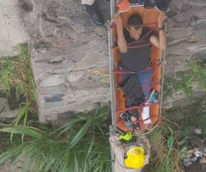 El hombre fue rescatado por miembros del Cuerpo de Bomberos. Foto: EL HERALDO