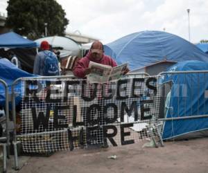 Desde el fin de semana, decenas de migrantes centroamericanos, en su mayoría hondureños, acampan afuera del cruce en tiendas de campaña por miedo a perder su lugar en la fila. Foto AFP