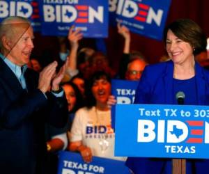 La senadora demócrata Amy Klobuchar respalda al exvicepresidente Joe Biden, precandidato demócrata a la presidencia, en un mitin de campaña el lunes 2 de marzo de 2020 en Dallas. AP