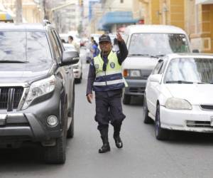 Unos 150 agentes se desplazan por la capital para orientar el tráfico.