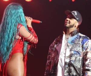 Anuel AA sorprendió a Karol G durante su concierto en Puerto Rico.