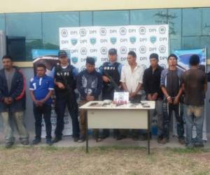 Los detenidos son Jaime Geovanny Reyes Martínez (41), Celvin Antonio Santeliz Portillo (30), Elmer Anain Pérez Ventura (20), Melvin López Hernández (35), José Ángel Hernández Carillo (26) y un menor de 17 años. Foto: Cortesía DPI