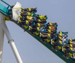 El parque de atracciones Carowinds durante un recorrido de la montaña rusa Fury 325.