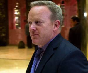 Sean Spicer se graduó en Estudios de Seguridad Nacional en la escuela de Guerra Naval de Newport. Foto: AFP