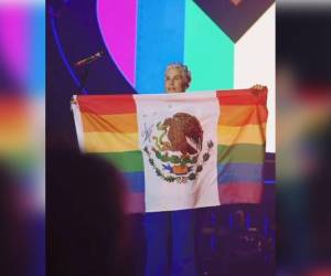 Esta fue la bandera que el mexicano mostró en el escenario.