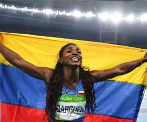 Caterine Ibargüen celebra con la bandera colombiana en el Engenhão de Río.