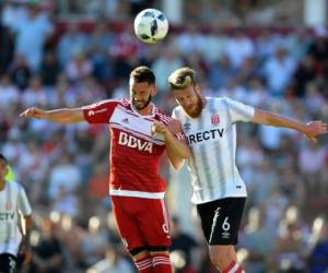 Marcelo Larrondo de River salta junto al defensa Jonatan Schunke de Estudiantes. Foto: Agencia AFP.