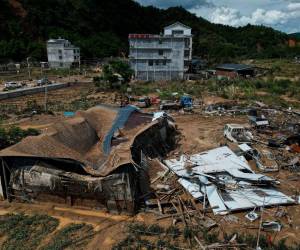 Esta fotografía aérea muestra edificios dañados tras las inundaciones en Meizhou, en la provincia de Guangdong, en el sur de China, el 21 de junio de 2024.