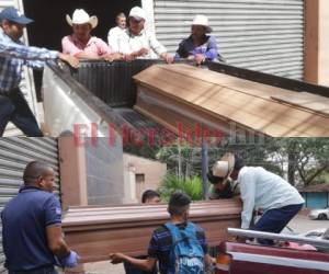 Los cuerpos de Nelson y Marvin fueron recibidos por sus familiares en la morgue capitalina. Foto Estalin Irías / EL HERALDO