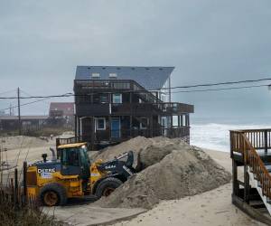 El colapso de una casa en Rodanthe, Outer Banks, en el océano Atlántico, debido al huracán Ernesto, resalta el impacto del cambio climático en la erosión costera.