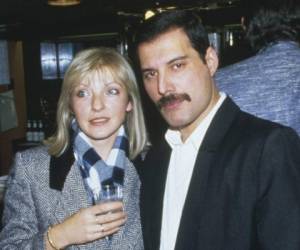 Freddie Mercury junto a Mary Austin, quien fue su primera pareja. Foto: Especial