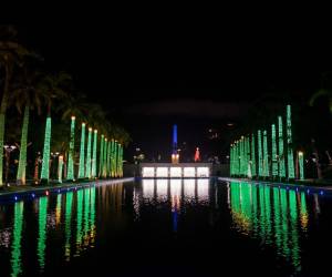 Una plaza publica decorada con luces navideñas, este lunes, en Caracas