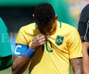 Neymar Santos al momento de ser retirado de la cancha por la lesión. Foto: AP