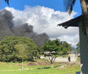 Las columnas de fuego se pueden ver desde afuera del centro penal.