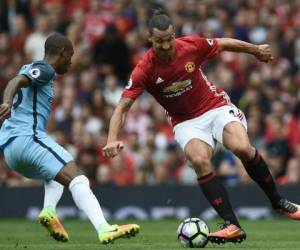 El centrocampista brasileño del Manchester City Fernandinho compite con el delantero del Manchester United sueco Zlatan Ibrahimovic