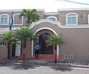 Autoridades resguardan la casa de JOH en la colonia Palmeras de San Ignacio de la capital.