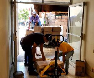 Momento en que descargan las cajas de medicamentos.