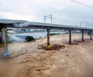 Los torrenciales aguaceros han provocado que los tramos carreteros en la ciudad de Tampico sean intransitables.