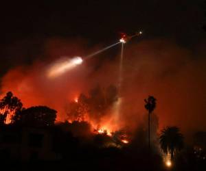 Estos vientos son corrientes de aire recalentado que soplan desde el interior del continente hacia la costa de California y están contribuyendo a expandir el fuego sin control.