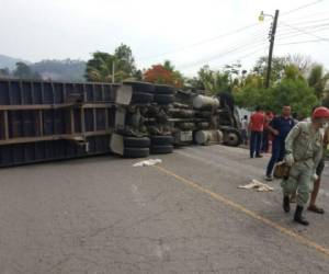 La rastra quedó volcada en medio de la carretera que conduce a Santa Rosa de Copán.