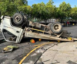 El automotor quedó con las llantas hacia arriba del brutal impacto.