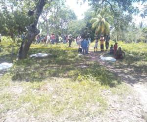 Familiares de las víctimas lloraban frente a los cuerpos que quedaron cerca de la laguna Warunta.