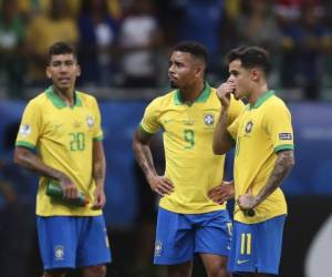 El brasileño Gabriel Jesus, centro, espera que el árbitro decida la validez de su gol con sus compañeros Roberto Firmino, a la izquierda, y Philippe Coutinho, a la derecha, durante un partido de fútbol de la Copa América Grupo A en el Arena Fonte Nova en Salvador, Brasil.