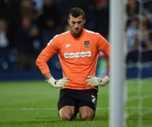 El arquero del Salford City, Max Crocombe, fue expulsado este sábado en un partido de la sexta división inglesa por haber orinado en la cancha. Foto: AFP