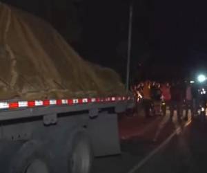 El cuerpo del motociclista quedó inerte en la parte trasera de la pesada rastra.