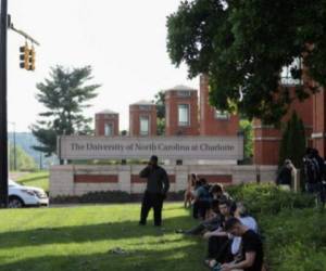 Algunos estudiantes esperaban fuera del campus. Foto: AFP