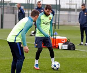 Lionel Messi maneja el balón en el entrenamiento del Barceloan este domingo (Foto: Facebook del Barcelona)