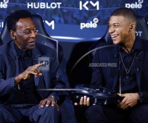 El legendario Pelé y el joven astro del fútbol francés Kylian Mbappe, bromean durante un encuentro en París. Foto:AP