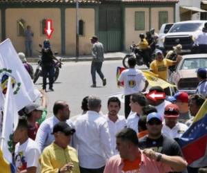 Se cree que es la primera vez que autodefensas partidarios de gobierno conocidos como colectivos apuntan un arma contra Guaidó. Foto: AP.