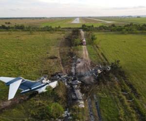 Imágenes de televisión mostraban a los bomberos rociando agua sobre los restos en llamas del avión, que atravesó una cerca y se detuvo en un camino campestre rodeado de árboles y arbustos.