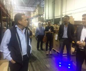 Ricardo Álvarez con ejecutivos durante sus recorrido por las empresas taiwanesas.